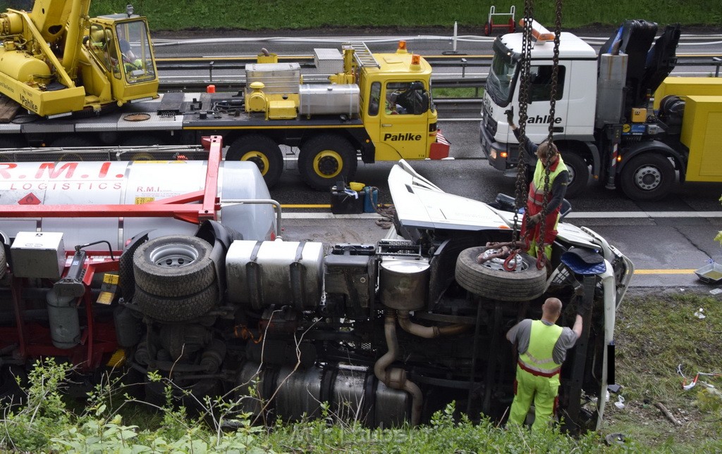 VU Gefahrgut LKW umgestuerzt A 4 Rich Koeln Hoehe AS Gummersbach P314.JPG - Miklos Laubert